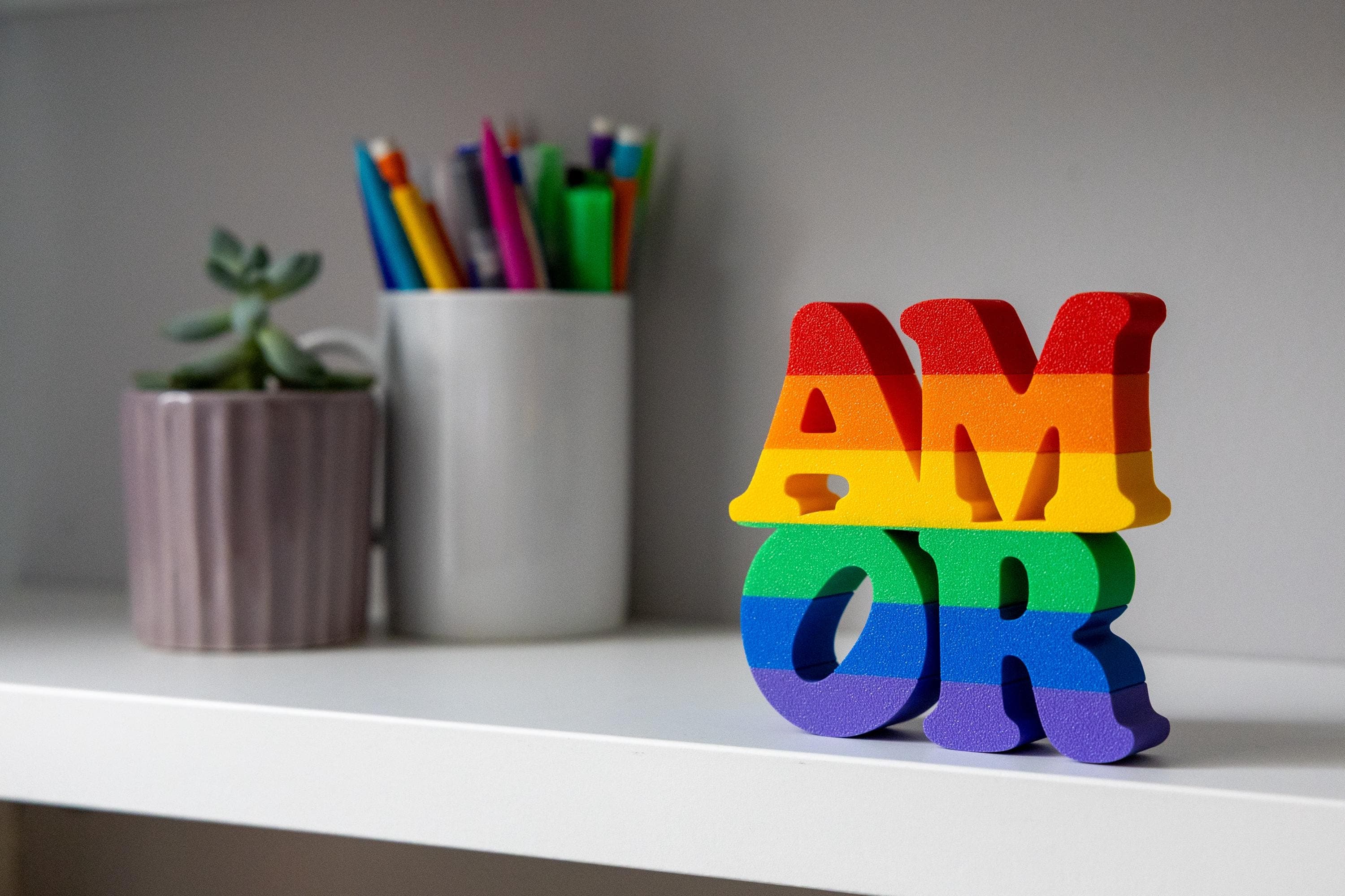 Amor — Cooper Style (Pride Rainbow)